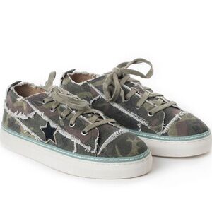 NWOT Myra Canvas Sneakers Camo Sneakers